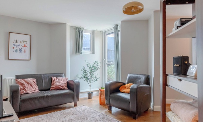 Hackney Central House | Vibrant 2BD Home with Balcony & Spa in Hackney!