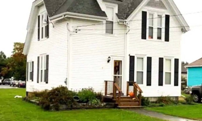 Milbridge Apartment | Charming Victorian Apartment with Breakfast & Central Location