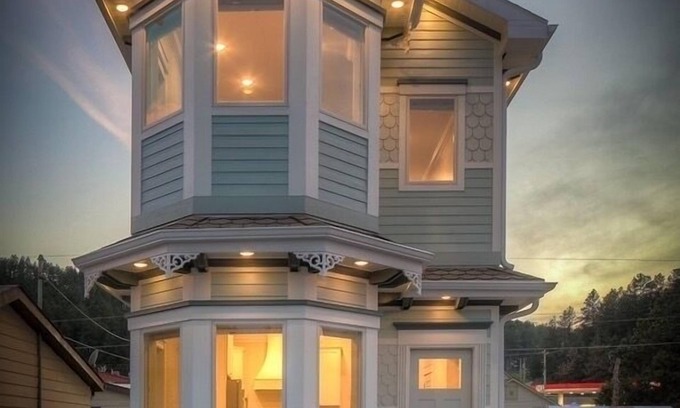 Hill City House | Elegant Victorian Cabin with Spa and Family-Friendly Amenities