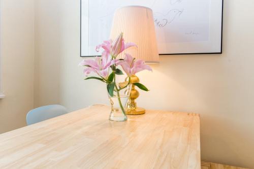 Josefstadt Apartment | Stylish Studio Retreat in the Heart of Vienna, 8.7/10 Rated