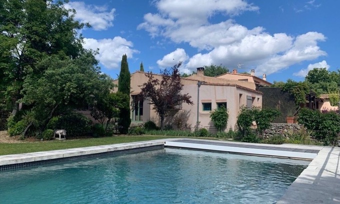 Est House | Serene Retreat with Scenic Views Just 3km from Town Center