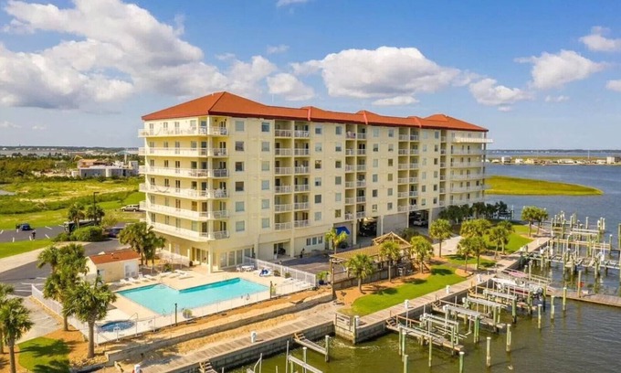 Morehead City Condo | Breathtaking Views & Spa Retreat in Beaufort's Coastline