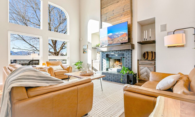 Briargate House | Scenic Views & Family-Friendly Amenities for Group Stay