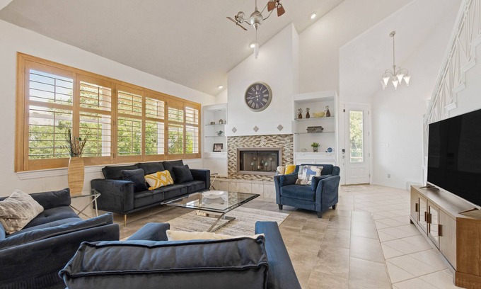 Granbury House | Serene Lake Granbury Views with Breakfast & Family Amenities