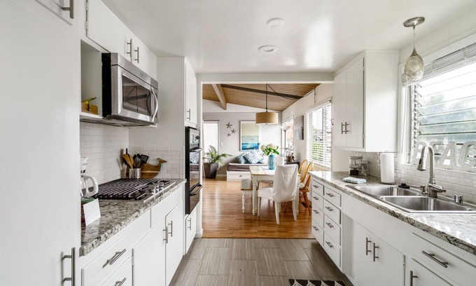 San Clemente Cottage | Experience Breathtaking Ocean Views at Our Pet-Friendly Retreat