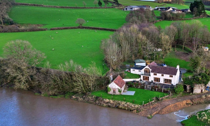 Westleigh House | Beautiful villa for 8 people with WIFI and terrace