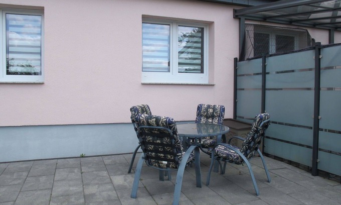 Raben Steinfeld House | Cozy Villa for 4 with Lake View, WIFI and Terrace Access