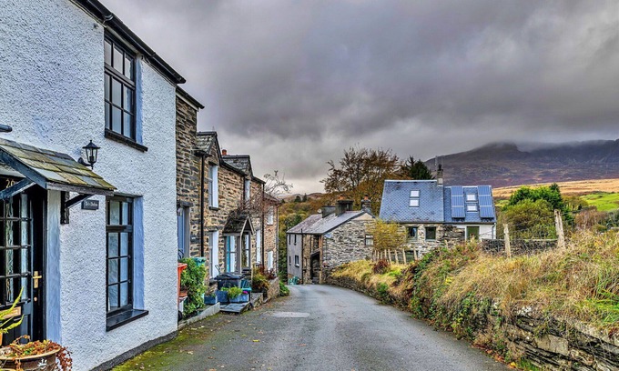 Dolwyddelan House | Beautiful villa for 5 guests with WIFI, hot tub, TV and terrace