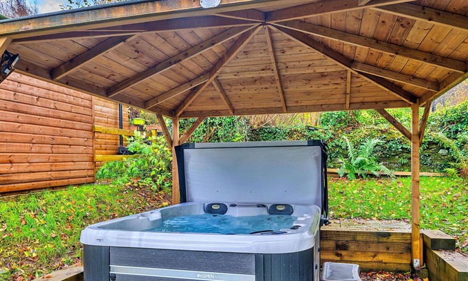 Dolwyddelan House | Beautiful villa for 5 guests with hot tub, WIFI and TV