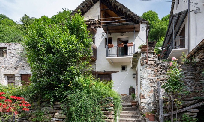 Bognanco House | Cozy Villa for Two with Terrace, TV & Pet Friendly