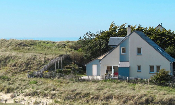 Surville House | Cozy Oceanfront Villa for 2 with Terrace and Parking