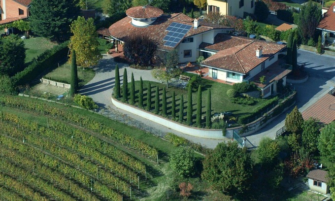 Barolo House | Inviting Villa with WIFI, Terrace & Panoramic Views for Four