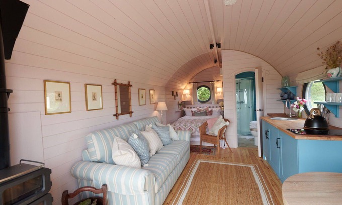 Cropredy House | Beautiful villa for 4 guests with hot tub, terrace and pets allowed