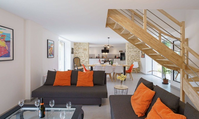 Peumerit House | Inviting Villa for 8 with Ocean View, WiFi & Terrace