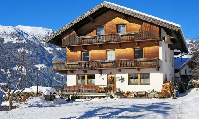 Hainzenberg Villa | Cozy Villa for 7 with WIFI, Balcony & Family Amenities
