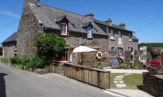 Cancale House | Delightful Villa for 7 with Ocean View and Modern Amenities