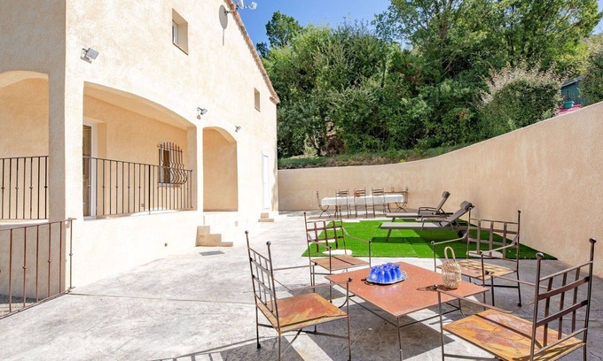 Bauduen House | Inviting Villa for 8 with WIFI, Terrace, and Lake Views