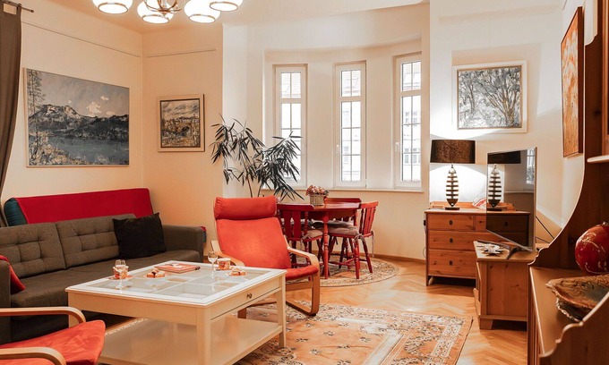 Prague 10 Villa | Cozy Villa for 8 with Hot Tub, WIFI & Pet-Friendly Amenities