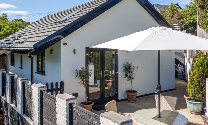 Newbridge House | Beautiful villa for 4 people with WIFI, terrace, pets allowed and parking