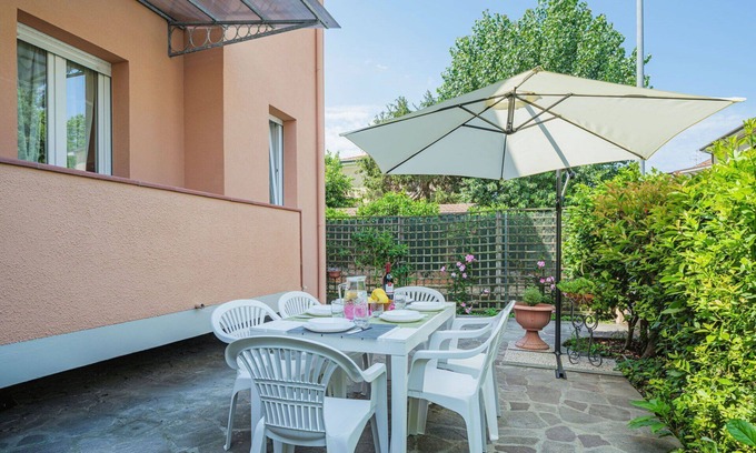 Viareggio House | Inviting Villa for 5 with Ocean View and Cozy Patio