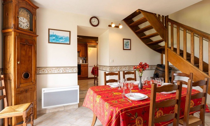 Saint-Coulomb House | Cozy Villa for 5 with Ocean View, Terrace & Parking