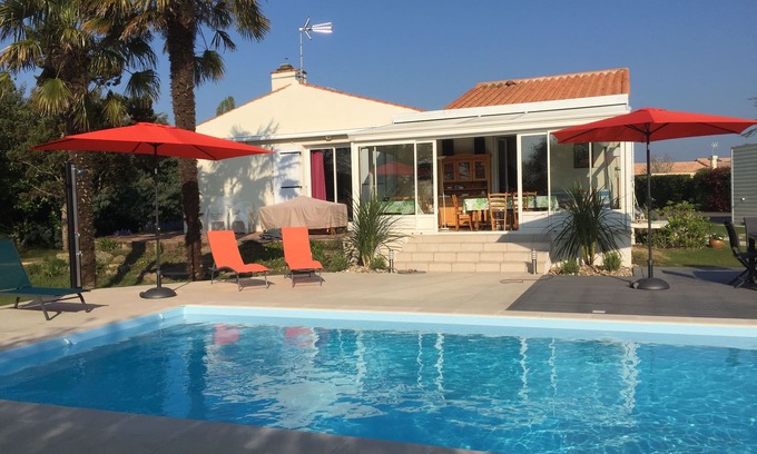 Saint-Mathurin House | Inviting Villa with Heated Pool and Ocean Views for 10