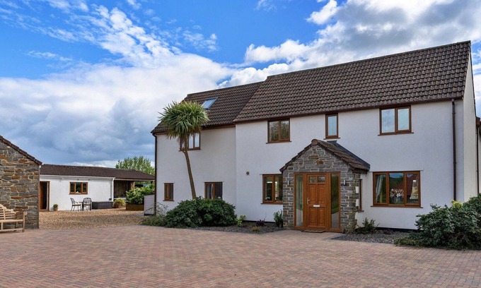 Lympsham House | Beautiful villa for 12 people with WIFI, hot tub, terrace and pets allowed