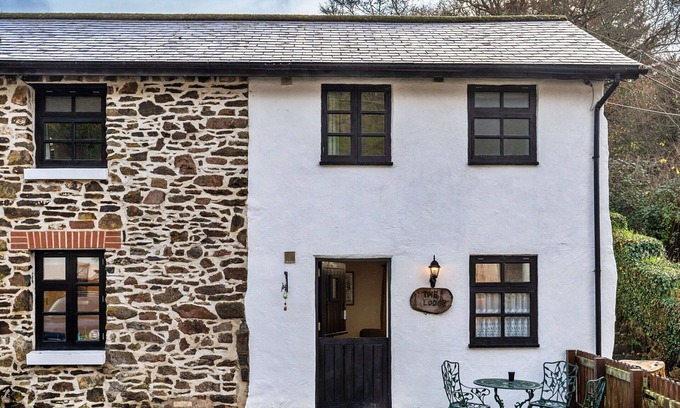 Heligan House | Beautiful villa for 6 guests with WIFI, terrace and pets allowed
