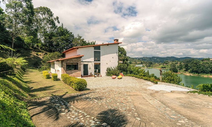 Guatape Cottage | Idyllic Villa Guatape-Peñol with Breathtaking Lake Views