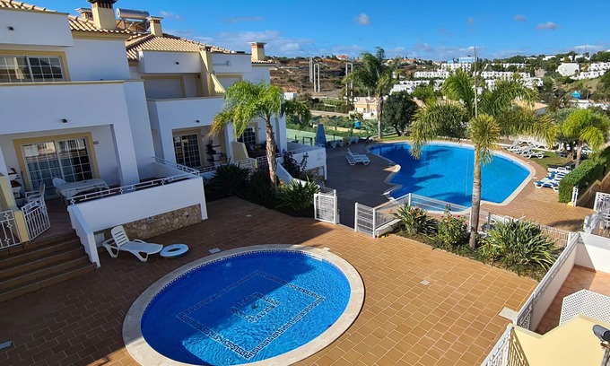 Urbanizacao dos Calicos Villa | Guest Rated 10/10: Villa Retreat with Pools & Tennis Court