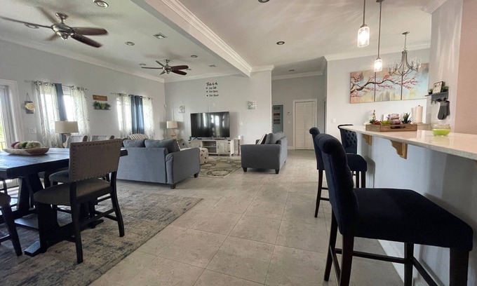 Freeport Villa | Inviting Villa in Lucaya, Freeport Bahamas - Oceanfront & Pet Friendly