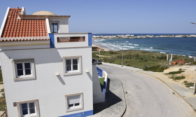 Baleal Villa | Cozy Villa on Baleal Beach with Oceanfront Views