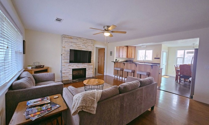 Medford House | Idyllic Vineyard Villa with Scenic Mountain Views