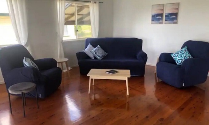 Brisbane Waterfront House | Scenic Waterfront Home with Breakfast - Perfect for Getaways
