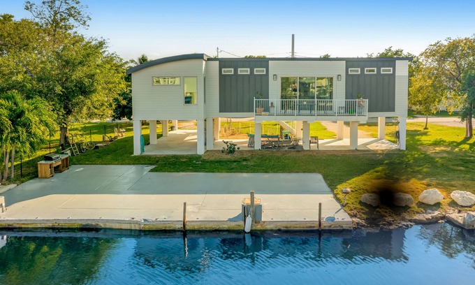 Doctor's Arm House | Idyllic Waterfront Retreat with Ocean Views and Spa