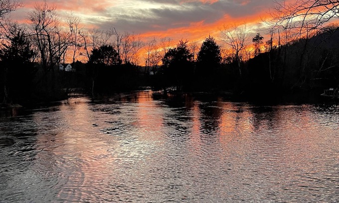 Elizabethton House | Waterfront Retreat on Watauga River - Guest Rated 9.8