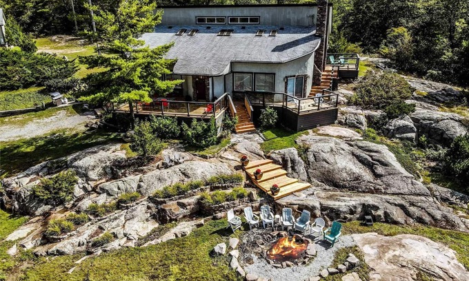 Georgian Bay Cottage | Idyllic Waterfront Retreat on Georgian Bay with Family Amenities