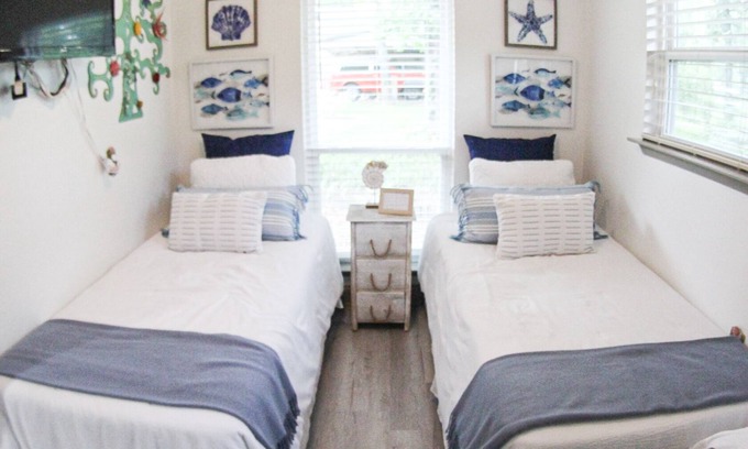 Wills Point House | Idyllic Waterfront Lake House with Ocean View & Breakfast