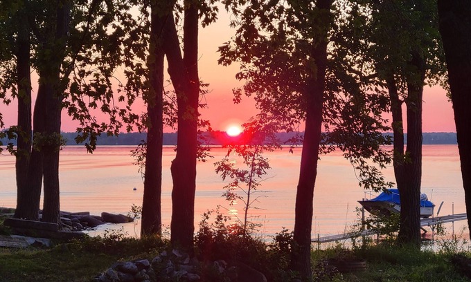 Swanton Cottage | Waterfront Cottage: Sunset Views & Family-Friendly Fun