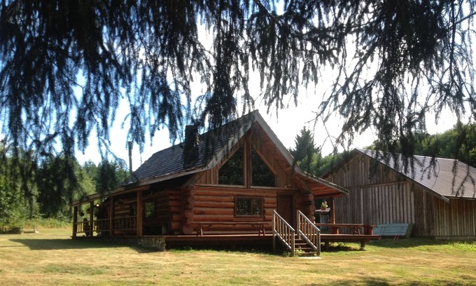 Raymond Cabin | Beautiful Waterfront Log Cabin with Hot Tub and Sauna