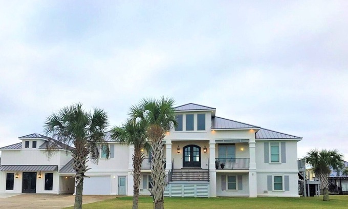 Hackberry House | Waterfront Retreat with Boathouse and Pool Amenities