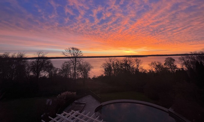 Portsmouth House | Beautiful waterfront property with pool