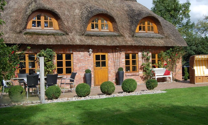 Hauert House | Relaxing Thatched Cottage in Tating with Sauna & Fireplace