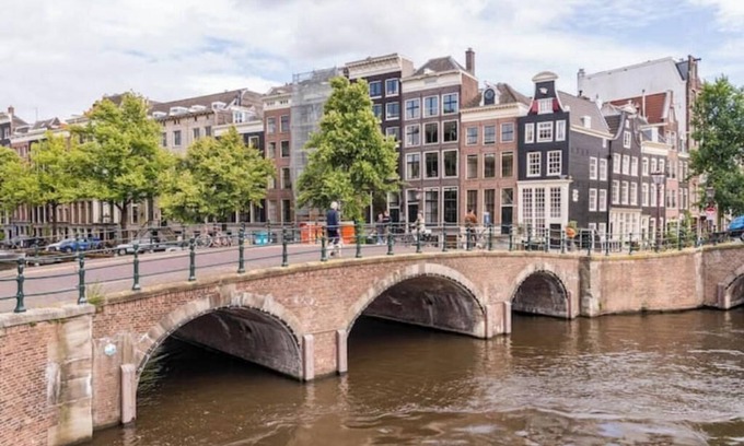 De Weteringschans Apartment | Beautiful & Well-located Canalhouse