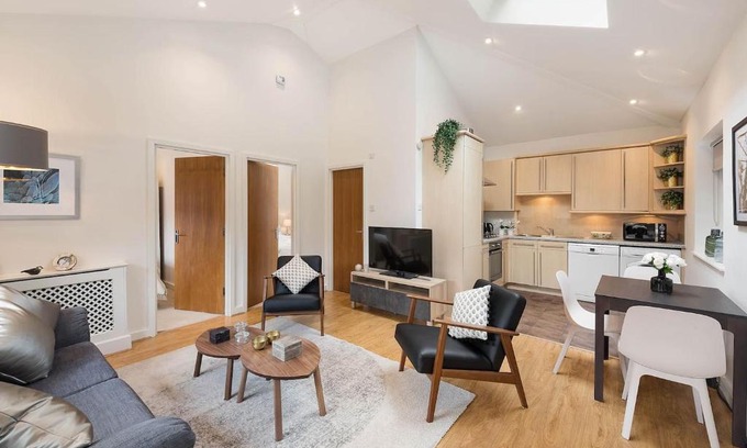 Mortlake House | Elegant West London House with High Guest Ratings