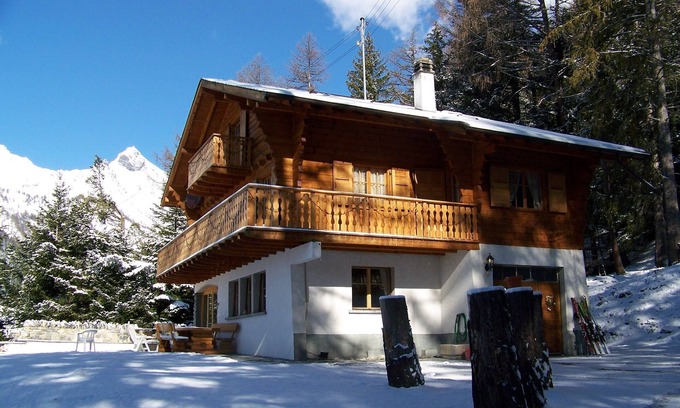 Ovronnaz Ski Chalet | Idyllic Wooden Chalet with Scenic Views and Modern Amenities