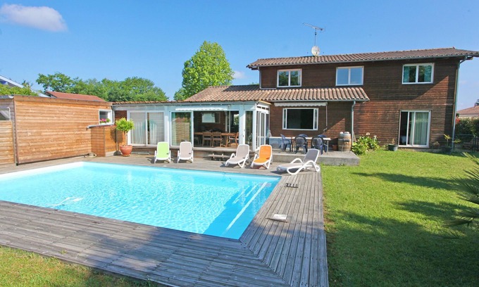 Angresse Villa | Relaxing Wooden Villa in Angresse with Pool and Spa