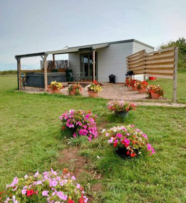 East Drayton House | Cozy Wooden Tiny House with Hot Tub & Ocean View