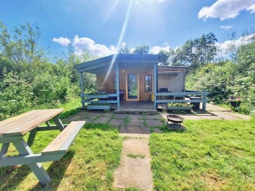 East Drayton Ski Chalet | Cozy Wooden Tiny House with Hot Tub - Rated 9.6/10