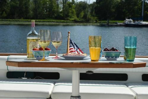 Catskill Boat Rental | Rated 10/10: Yacht on Catskill Creek with Pool & Ocean View